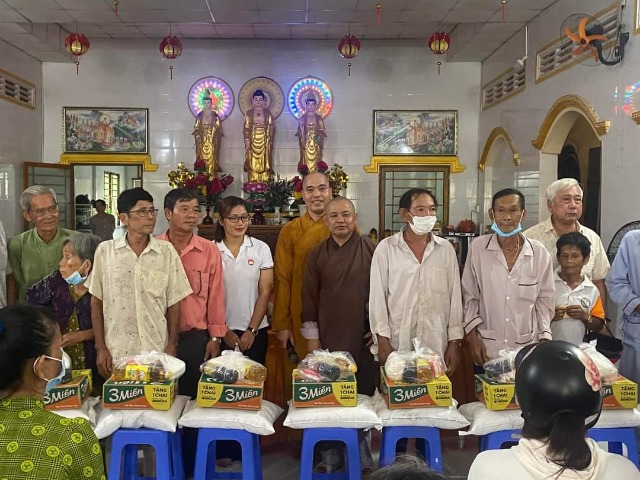 BCH Đoàn xã Thạnh Phước phối hợp với tôn giáo hỗ trợ quà cho hộ nghèo khó khăn về vấn đề an sinh xã hội