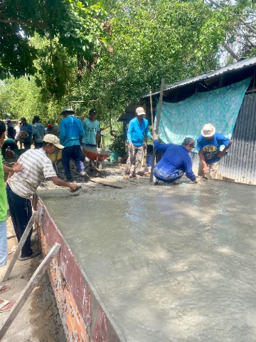 Xã đoàn Ngọc Hòa, phối họp cùng UBND xã và người dân ấp Hai Lành đổ bê tông mặt cầu kênh chùa. 