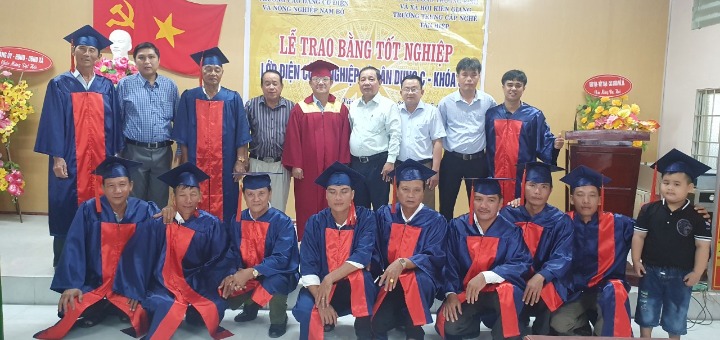 BCH xã Đoàn Hòa Hưng phối hợp trường trung cấp nghề tân hiệp trao bằng tốt nghiệp lớp điện công nghệ và dân dụng C- khóa 55