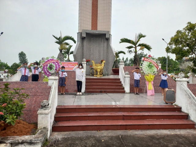 Trường Tiểu học Thạnh Hưng 2 tổ chức hành trình đến địa chỉ đỏ năm học 2022-2023