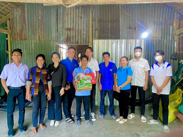 Xã đoàn – UBH xã Vĩnh Phú tổ chức thăm hỏi, tặng quà cho thanh niên yếu thế trên địa bàn.