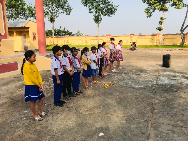 Trường Tiểu học Thị trấn Giồng Riềng 1 tổ chức hành trình đến địa chỉ đỏ năm học 2022-2023