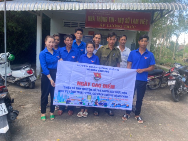 Xã Đoàn Vĩnh Phú vàTổ công nghệ số cộng đồng tổ chức Ngày cao điểm tình nguyện hỗ trợ người dân thực hiện dịch vụ công trực tuyến, giải quyết thủ tục hành chính