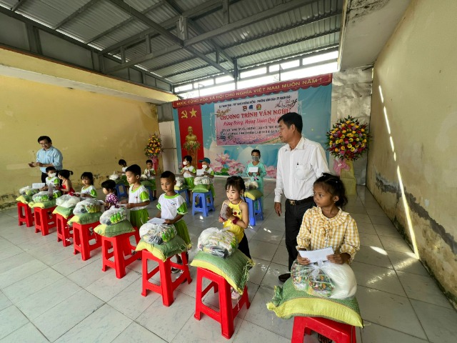 Liên đội trường TH Thạnh Bình 2 phối hợp cùng xã Đoàn Thạnh Bình Tổ chức chương trình văn nghệ ``mừng Đảng, mừng xuân`` gắn với chương trình vòng tay yêu thương cho các em học sinh năm học 2022-2023