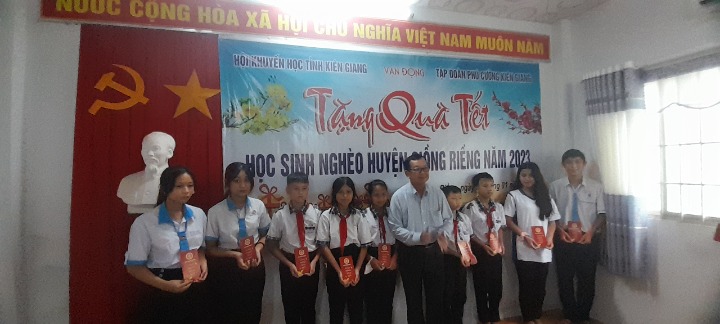 Liên đội trường TH-THCS Hòa An tổ chức trao học bổng, quà học sinh có hoàn cảnh khó khăn năm học 2022-2023