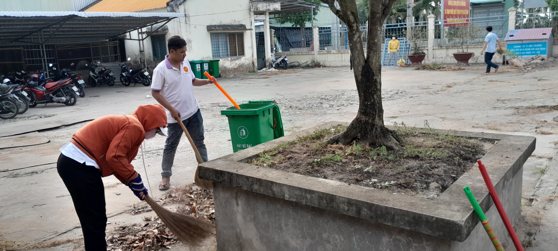 Xã Đoàn và Công Đoàn xã Thạnh Phước tiến hành dọn vệ sinh khuôn viên cơ quan 