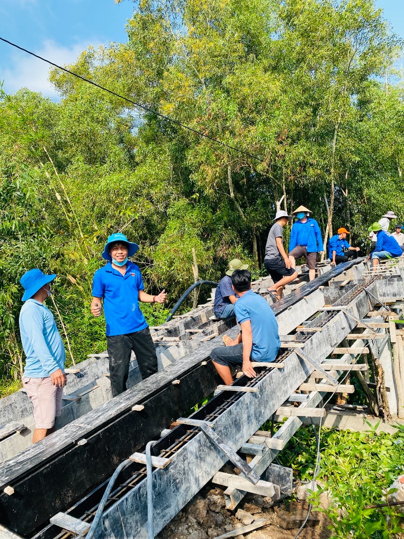 Đoàn thanh niên xã Thạnh Hòa hỗ trợ cùng người dân thực hiện làm cầu giao thông nông thôn năm 2024