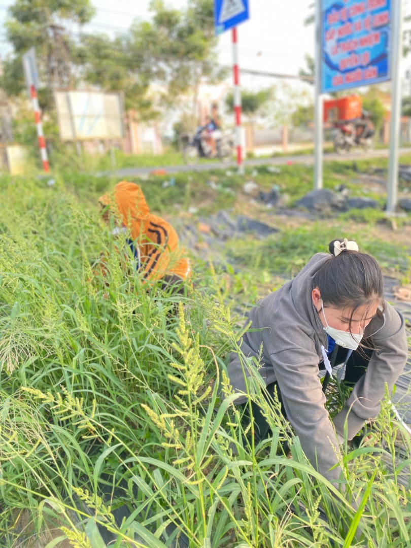 Hòa Hưng thực hiện công tác tình nguyện hỗ trợ xây dựng Nông thôn mới