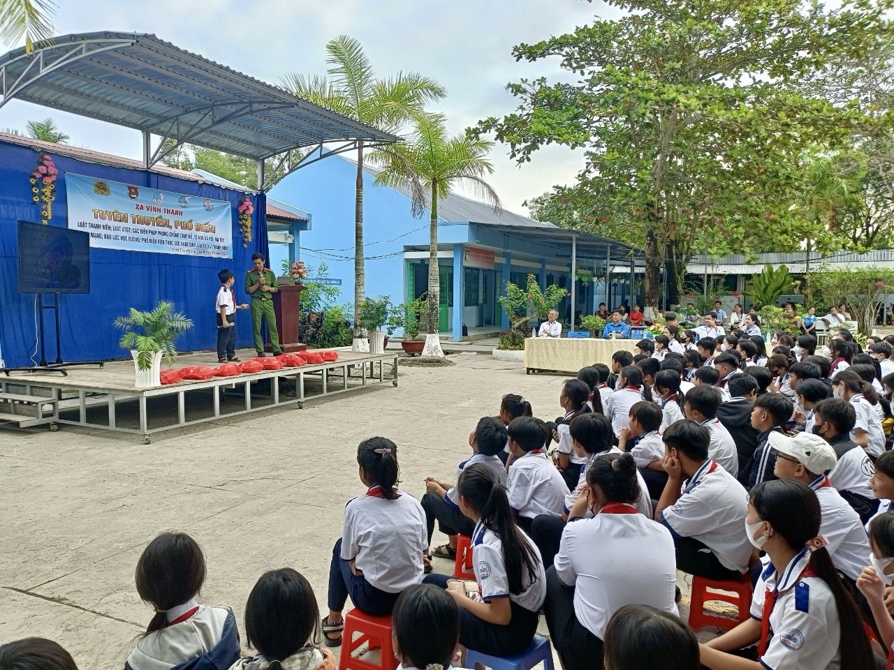 Xã đoàn phối hợp với Hội LHTN và các ngành Công an, Y tế, Hội LHPN xã Vĩnh Thạnh Tuyên truyền, phổ biến pháp luật, triển khai cuộc vận động ``Thanh niên Văn hóa giao thông``, các biện pháp phòng chống cháy nổ, phổ cặp kỷ năng số, an ninh mạng, bạo lực học đường và một số kiến thức về sức khỏe sinh sản tuổi vị thành niên trong năm học 2023-2024.