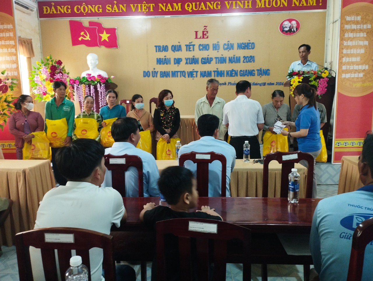 Tặng quà tết cho Đoàn viên thanh niên nghèo, học sinh nghèo, hộ nghèo, và gia đình chính sách trên địa bàn xã Thạnh Phước