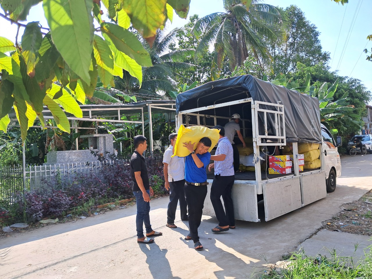 HÒA LỢI VẬN ĐỘNG, TRAO QUÀ CHO HỘ NGHÈO, CẬN NGHÈO, HỘ CÓ HOÀN CẢNH GIA ĐÌNH KHÓ KHĂN NHÂN DỊP TÉT NGUYÊN ĐÁN GIÁP THÌN