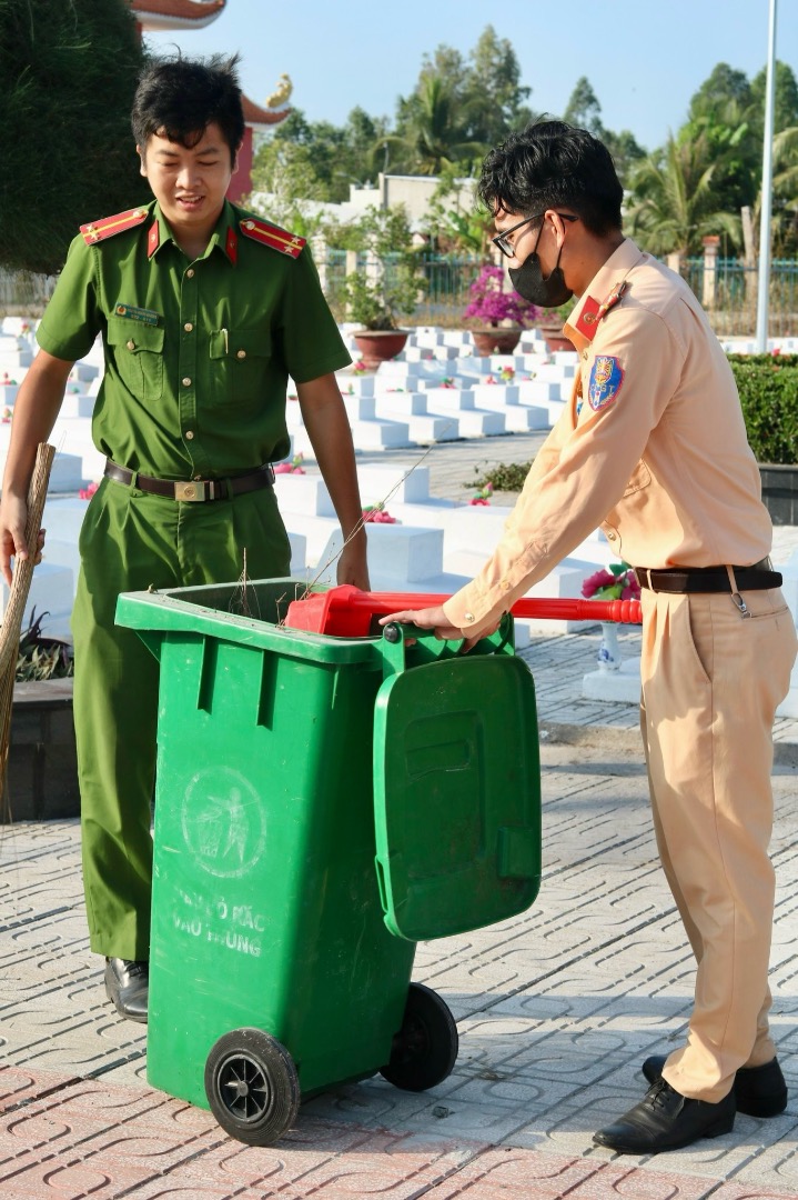 Đoàn cơ sở tăng cường các hoạt động chỉnh trang phần mộ liệt sĩ tại Nghĩa trang Liệt sĩ huyện 