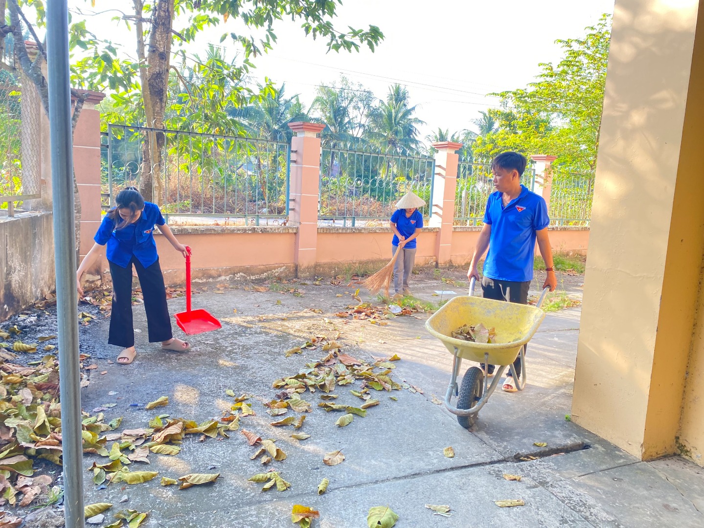 Xã đoàn Thạnh Hòa dọn vệ sinh cơ quan vào ngày đầu tuần