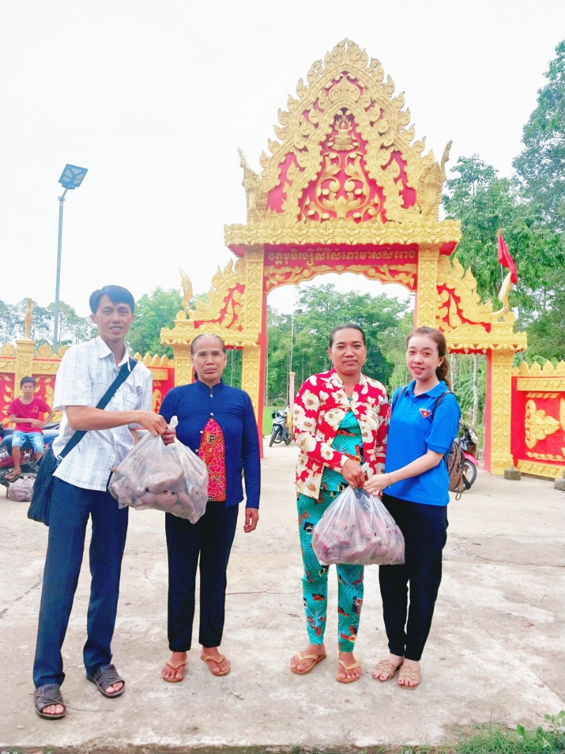 BÀN THẠCH TẶNG KHOAI LANG CHO BÀ CON NHÂN DÂN