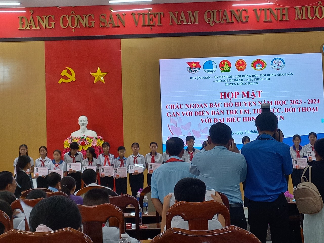 THAM DỰ LIÊN HOAN CHÁU NGOAN BÁC HỒ CẤP HUYỆN