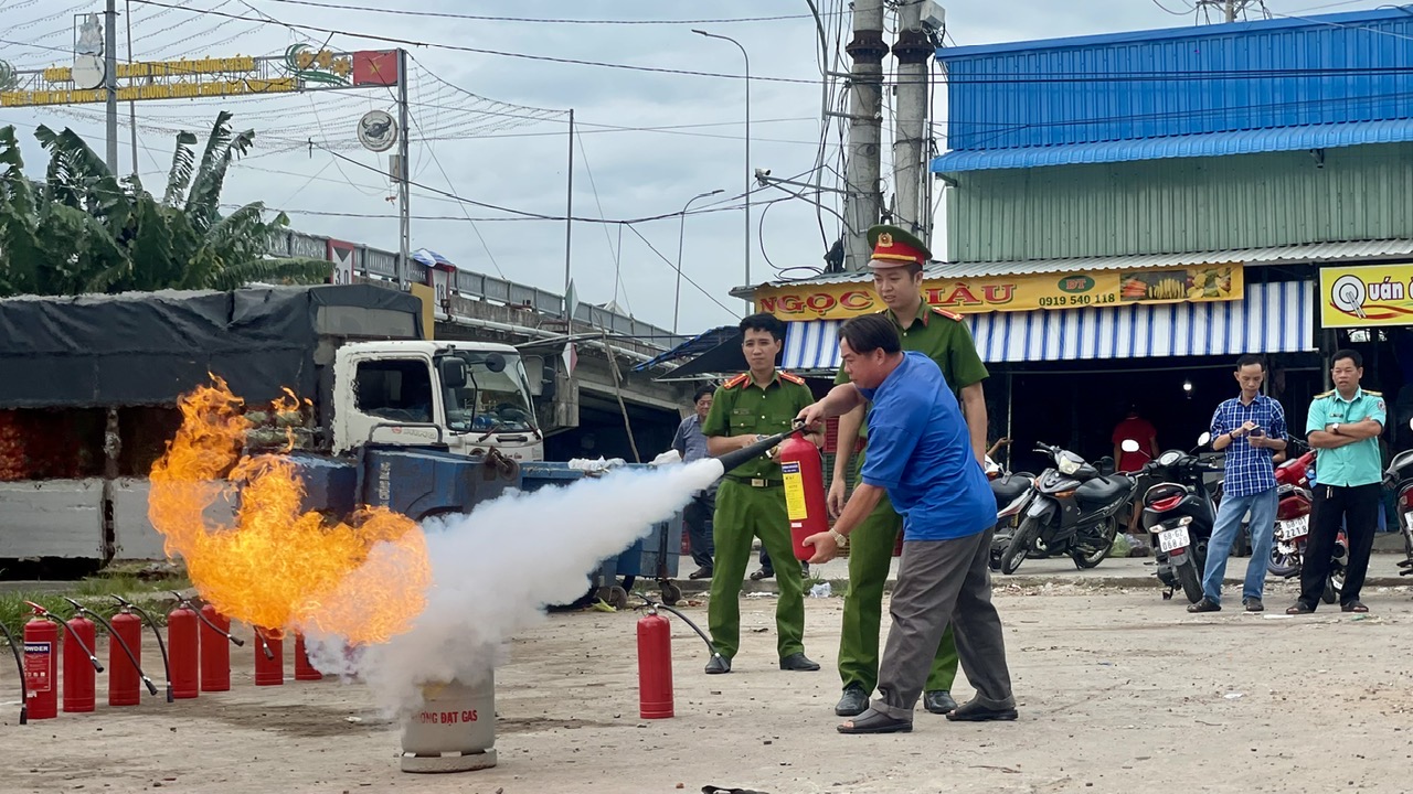 Sáng ngày 15/6/2024, thực hiện chỉ đạo của Ủy ban nhân dân huyện tại Kế hoạch số 34/KH-UBND ngày 28/02/2024, Công an huyện Giồng Riềng đã phối hợp với Công an thị trấn và Đoàn Thanh niên thị trấn Giồng Riềng tổ chức Chương trình tuyên truyền, trải nghiệm, thực hành chữa cháy và cứu nạn, cứu hộ kết hợp với việc tuyên truyền Luật Căn cước năm 2023 và Dự án Luật Quản lý, sử dụng vũ khí, vật liệu nổ, công cụ hỗ trợ (sửa đổi). 