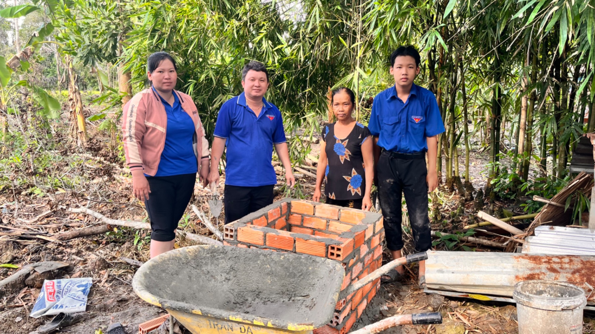 NGỌC THÀNH, HỖ TRỢ NGƯỜI DÂN XÂY DỰNG LÒ ĐỐT RÁC 