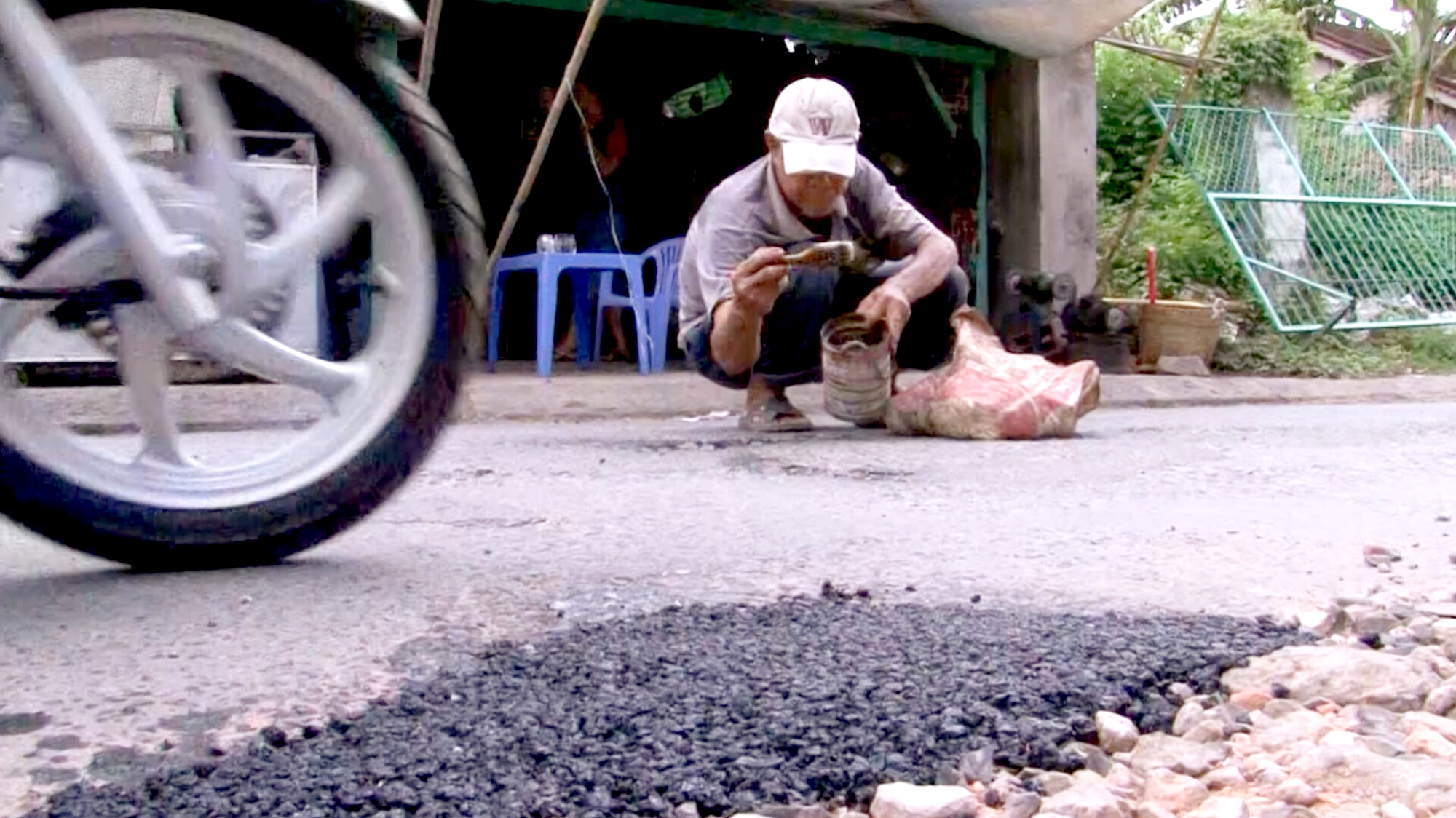 Lão nông 81 tuổi ngày ngày cần mẫn vá đường