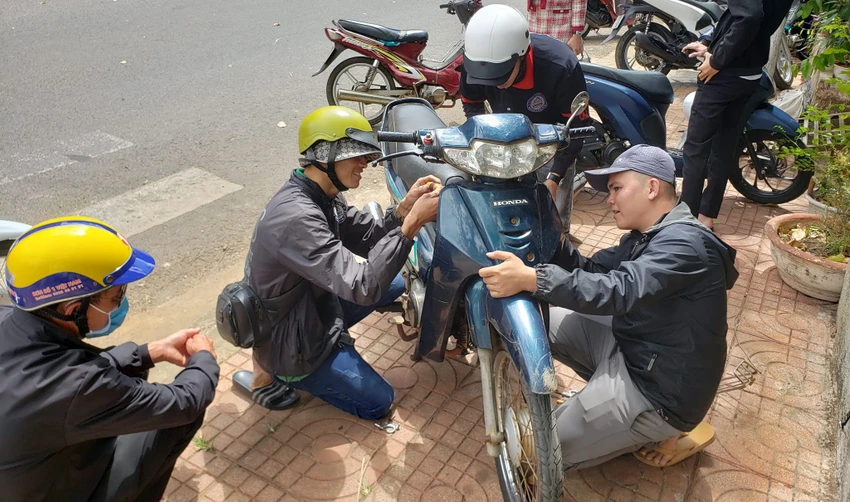 Những chàng trai 'quên' Tết để giúp người đi đường ở Buôn Ma Thuột