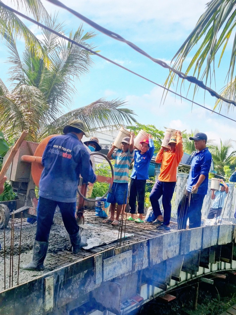 BÀN THẠCH HỖ TRỢ NGƯỜI DÂN ĐỊA PHƯƠNG ĐỔ BÊ TÔNG, XÂY DỰNG 02 CÂY CẦU TẠI ẤP TÀ YỂM