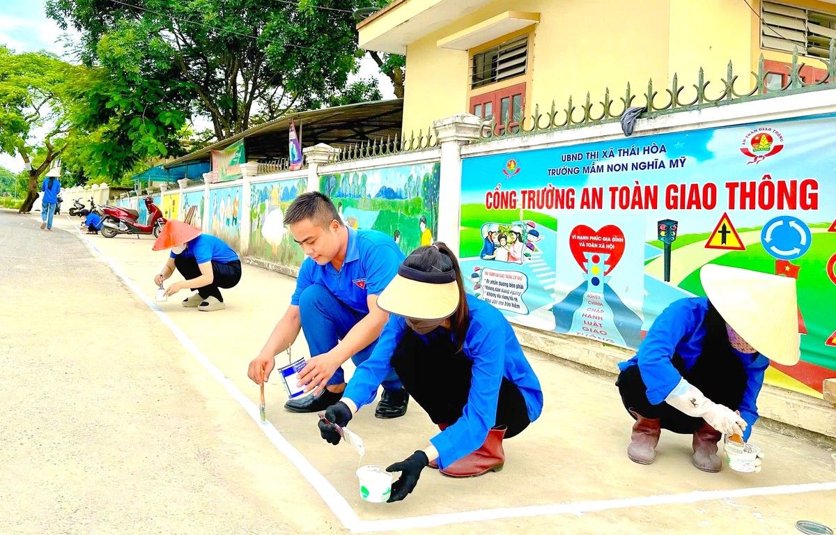 'Áo xanh' giúp giáo viên làm đẹp trường bước vào năm học mới