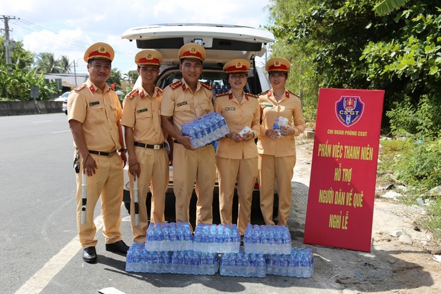 Cảnh sát giao thông Sóc Trăng phát nước uống cho người dân về quê nghỉ lễ 30/4