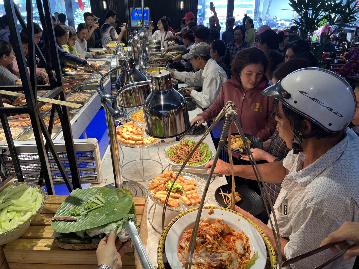 Xúc động tiệc buffet 1.000 đồng ở TPHCM