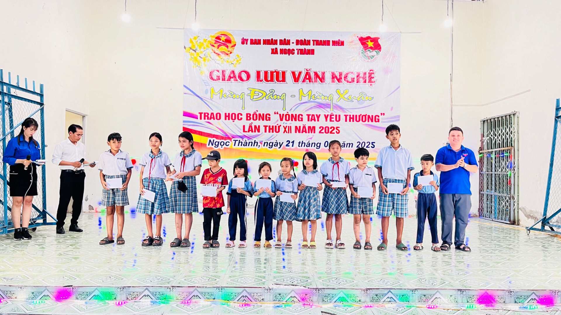 NGỌC THÀNH, TỔ CHỨC VĂN NGHỆ MỪNG ĐẢNG, MỪNG XUÂN GẮN VỚI TRAO HỌC BỔNG 