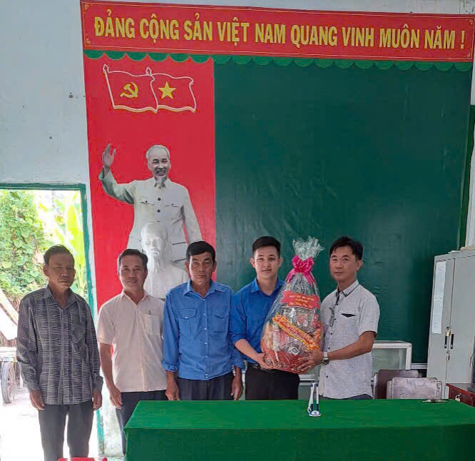 Bàn Tân Định tổ chức các đoàn đến thăm, chúc Tết và tặng quà cho các ấp, các gia đình chính sách, gia đình có công với cách mạng; các lãnh đạo qua các thời kỳ, các cựu thanh niên xung phong và các gia đình tân binh sẵn sàng nhập ngũ năm 2025