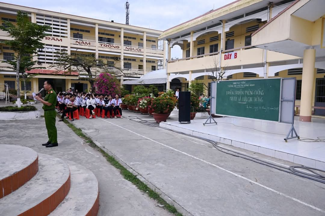 Tuyên truyền ma túy, an toàn giao thông và phát tờ rơi đến học sinh những ngày cận kế