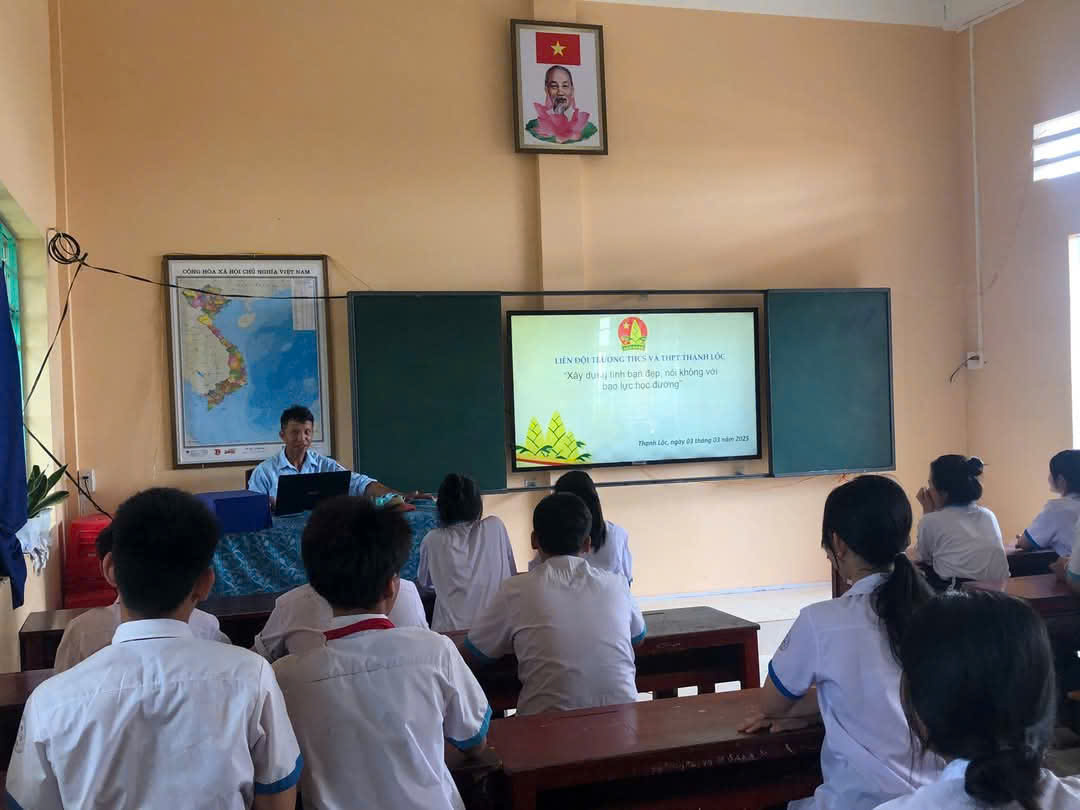 Sinh hoạt chuyên đề ``Xây dựng tình bạn đẹp``